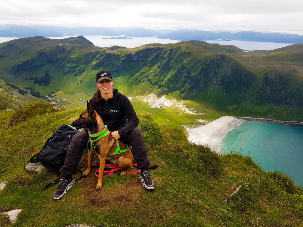 Cecilie Sæther og Lamia på toppen av et fjell